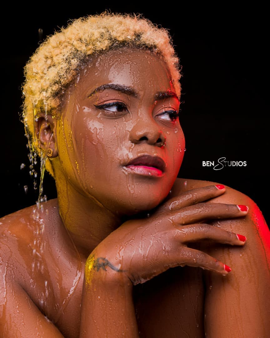 Shooting beauté artistique — lumière dorée et eau