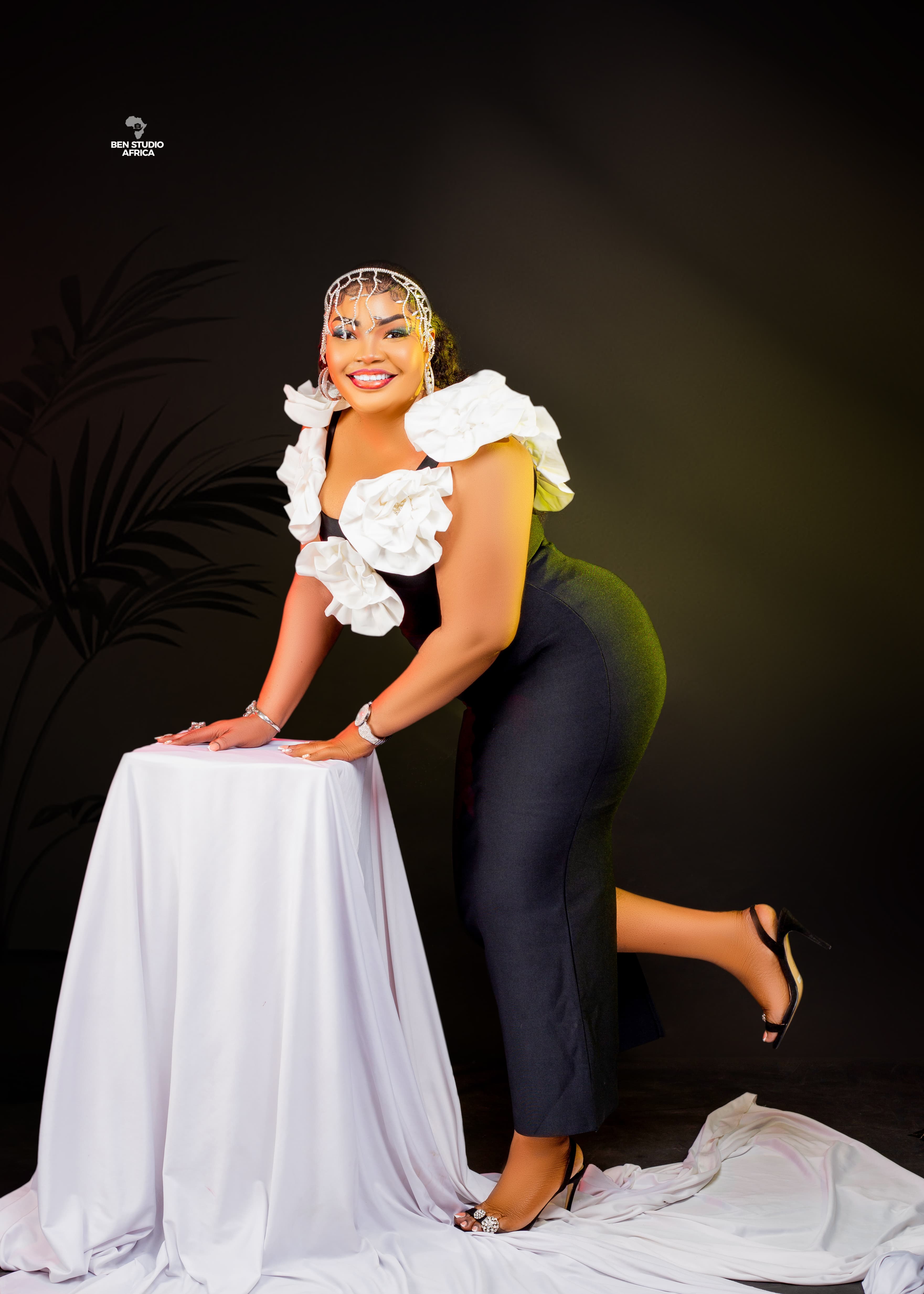 Shooting glamour en robe de soirée — studio Ben Studio Africa